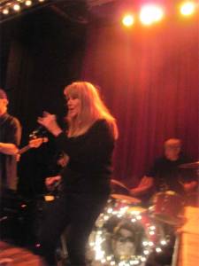 Norton Records secret weapon Miriam enchants the crowd with cool, cool cooing!