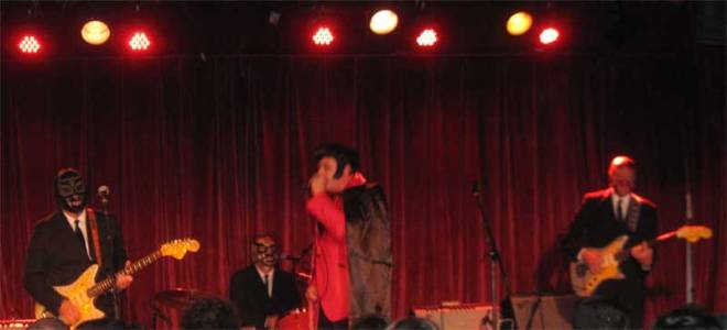Deke Dickerson swings with Los Straitjackets at The Bell House on Halloween.